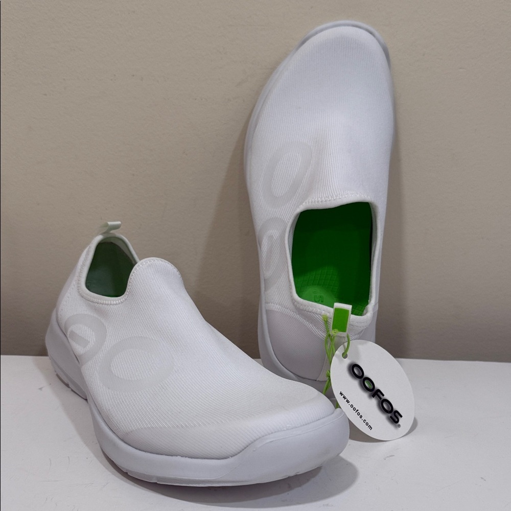 NWT - OOFOS Unisex OOmg Sport White Slip-On Sneakers (Men’s 9 or Women’s 10)